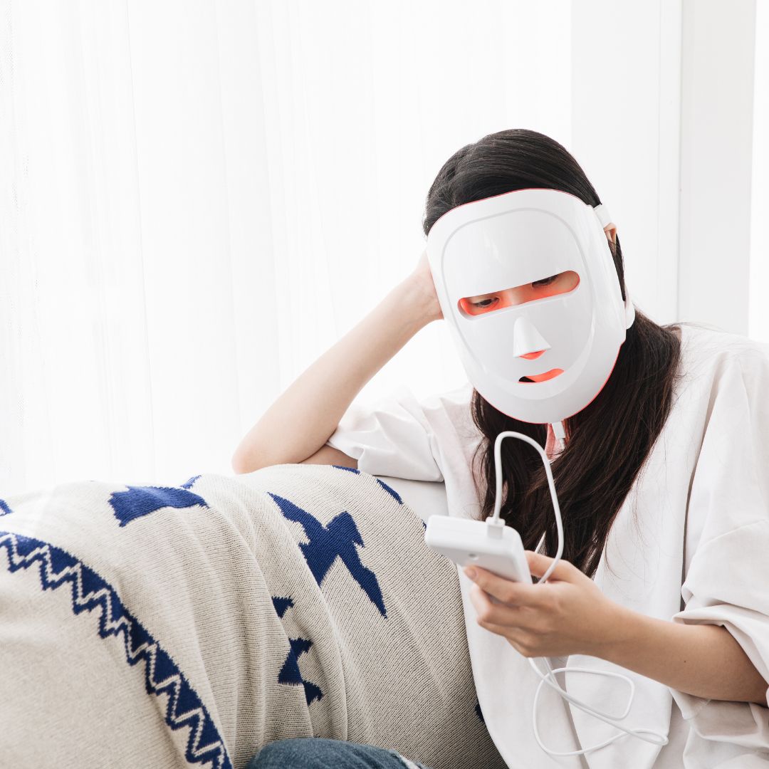 Red and near infrared LED face mask Pearl White